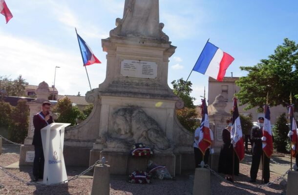 Cliché de la cérémonie du 8 mai 2021 à Bessan. Sur la gauche Mr le mairie : Stéphane Pépin-Bonet au pupitre, puis sur la droite les portes drapeaux