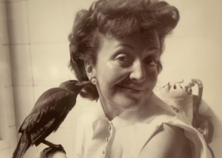Le sosie d'Edith Piaf et son oiseau domestique joueur.
