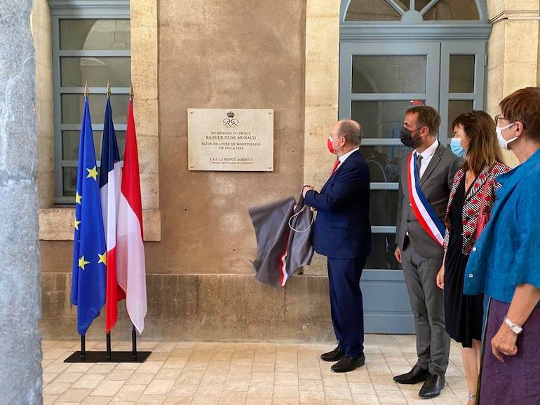 Le prince Albert II de Monaco a dévoilé une plaque commémorative en l'honneur de son père, le Prince Rainier III.