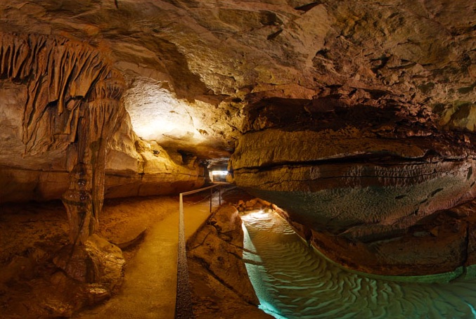 La grotte de Labeil et sa rivière.