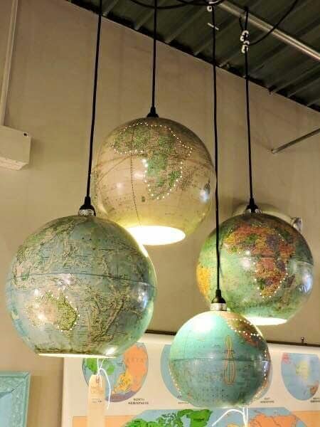 Un lustre globes terrestres