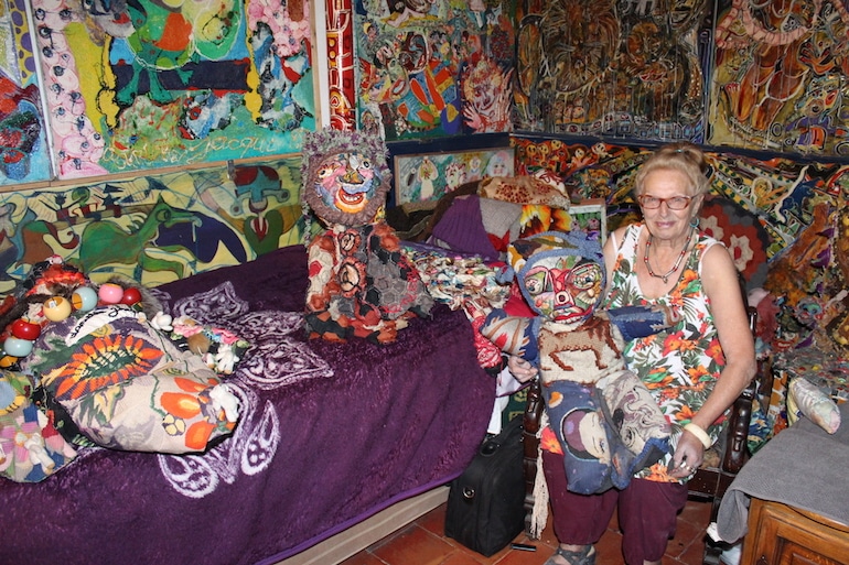Danielle Jacqui photographiée au milieu de ses poupées et peintures en 2015 © Virginie Moreau.