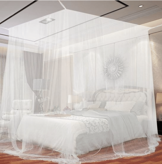 Une moustiquaire au-dessus d'un lit.