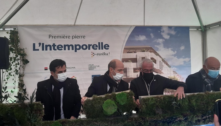 La pose de la première pierre, en présence de Frédéric Lafforgue, maire de Castelnau-Le-Lez, et Laurent Combes, directeur opérationnel du Groupe SERM/SA3M.