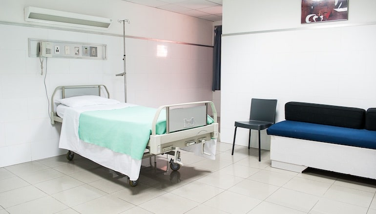 Un lit d'hôpital vide © Martha Dominguez de Gouveia / Unsplash