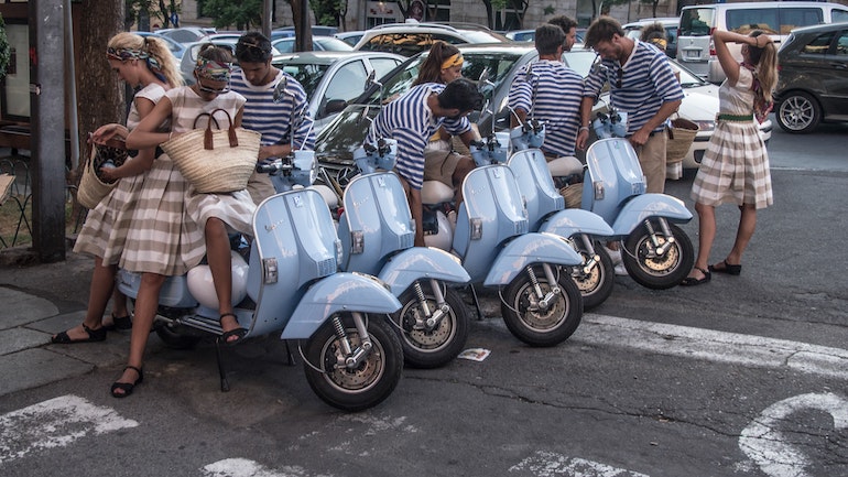 Un rassemblement de scooters Vespa © Ante Hamersmit / Unsplash