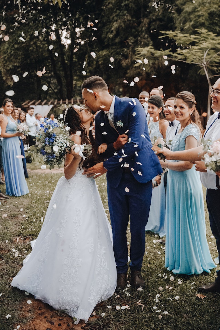 Un couple de mariés acclamé par ses invités © Leonardo Miranda / Unsplash