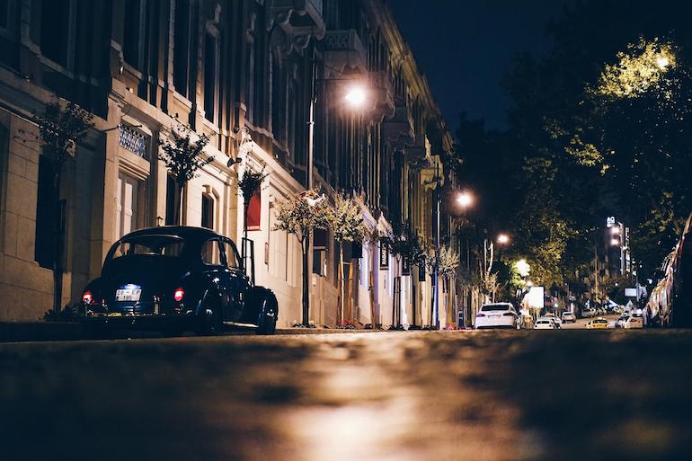 une rue la nuit © Pexels Pixabay