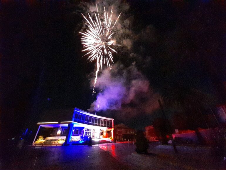 Le feu d'artifice de la fête nationale 2022 donné depuis le toit de l'hôtel de ville de Castelnau-le-Lez © Arthur Lansonneur