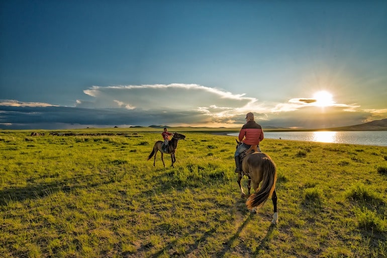 Des cavaliers en Mongolie © Kanenori / Pixabay
