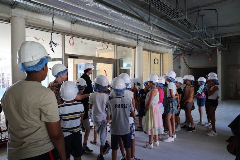Visite de l'école Jacques Chirac par des élèves de Castalnau-le-Lez