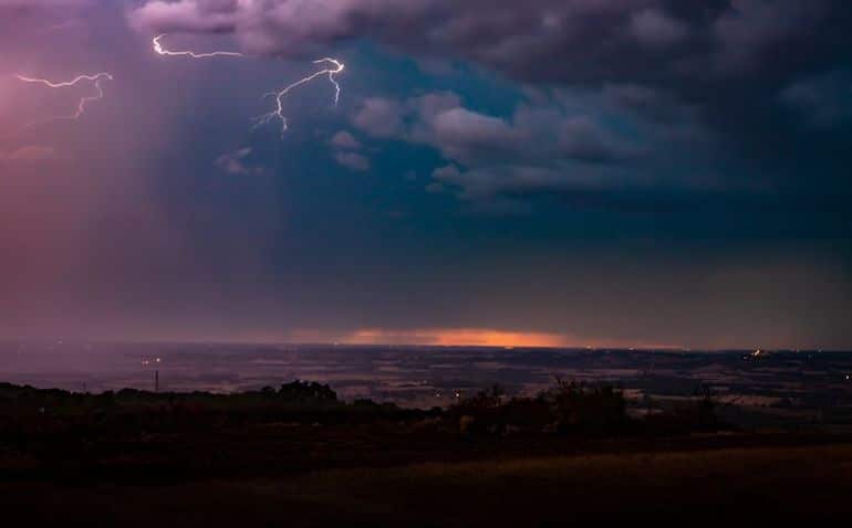 Début d'orage sur la montagne noire… Franck de Saint Fé a immortalisé des éclairs lors d'un vol à voile au dessus de Revel en Haute-Garonne © Franck de Saint Fé.
