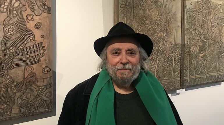 L'artiste Pascal Verbena devant ses dessins exposés au Musée d'art brut de Montpellier.