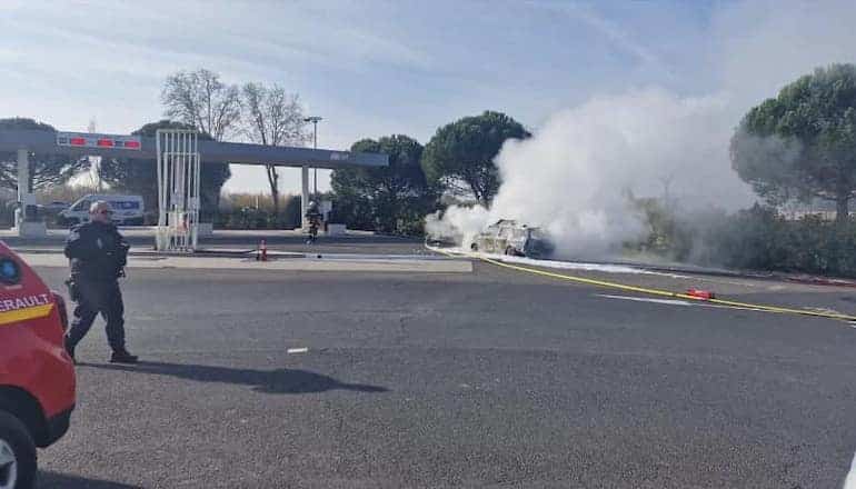 Les pompiers interviennent pour un feu de voiture à Villeneuve-lès-Béziers © Jessy Schuester / Facebook