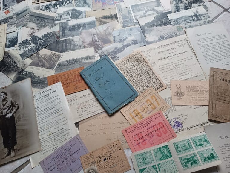 Papiers anciens et timbres ©Jérémy Menut
