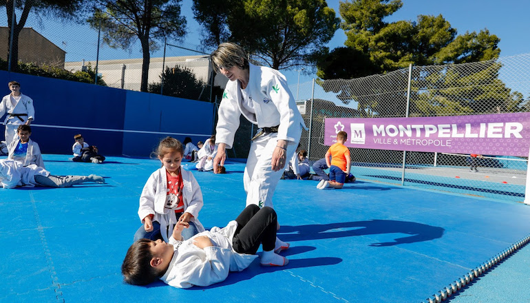 Les enfants font du judo pour célébrer le J - 500 des JO © Ville de Montpellier