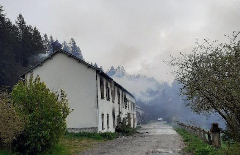 La maison forestière de l'ONF en proie aux flammes © SDIS34