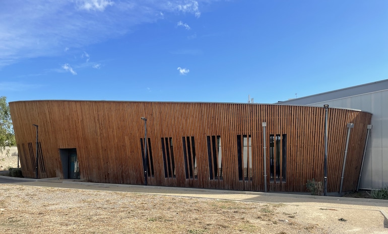 Le nouveau réfectoire de l'école primaire des Lavandins © Susie Carbone