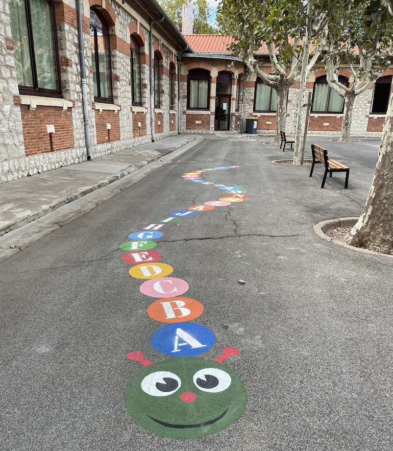 Les nouveaux tracés dans la cour de l'école Anatole France © Susie Carbone