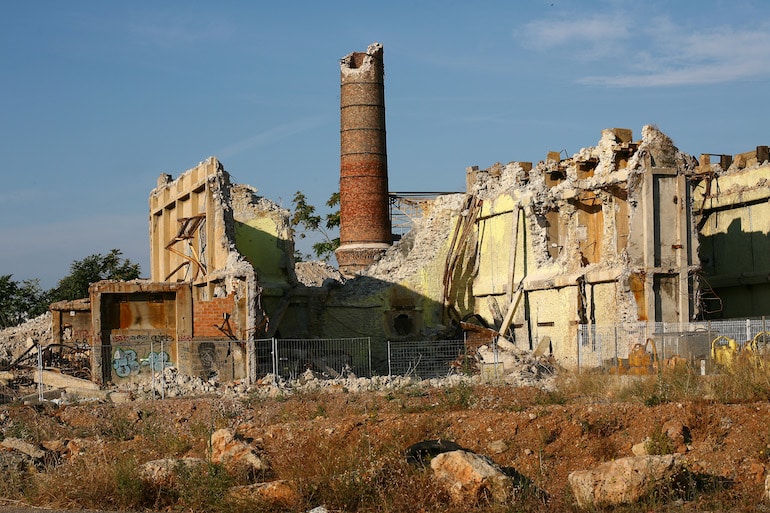 Le 30 juin 2009, la cheminée est détruite dans le cadre de la déconstruction du quartier (©Ville de Frontignan)