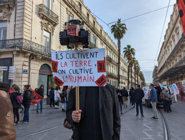 Pancarte manifestant grève des enseignants en rappel au mouvement des agriculteurs ©Manon Pichon