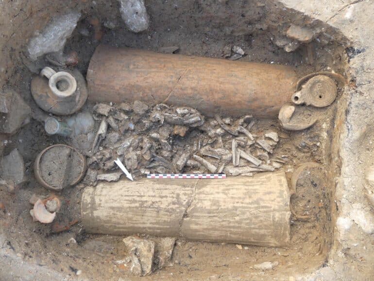 Dépôt d’os crémés en coffrage d’imbrices (tuiles) découvert dans une tombe. © J.-P Brulé, Inrap